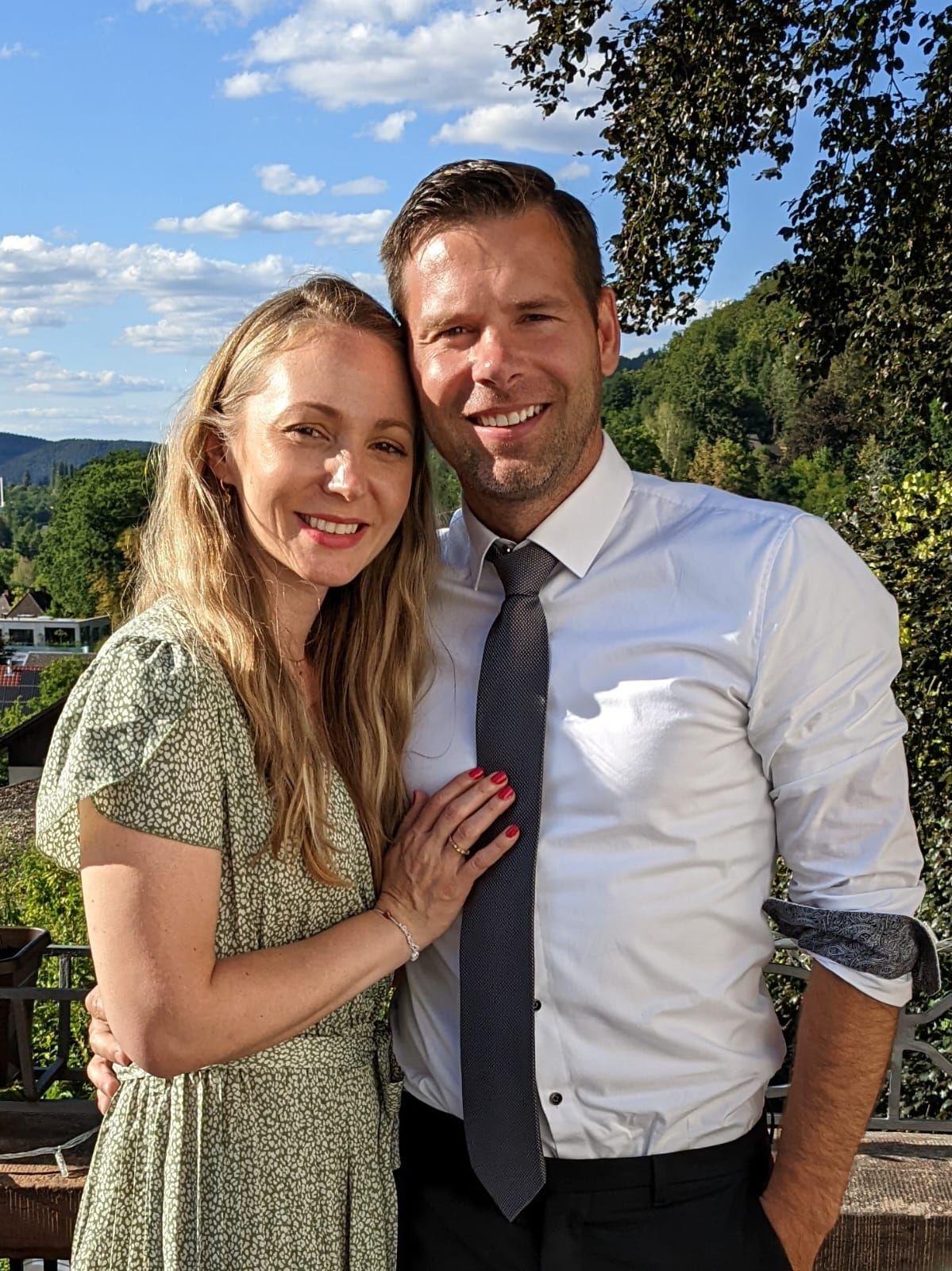Elina und Tyler Charvat lächeln vor grüner Landschaft