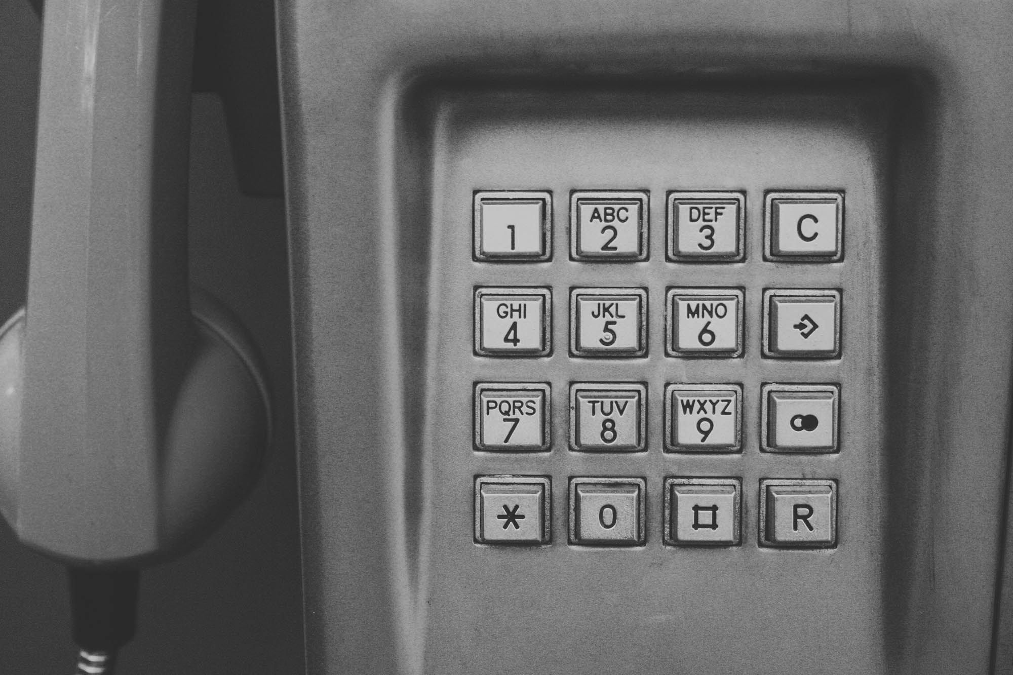Tastenfeld eines alten Münztelefons in Schwarz-Weiß