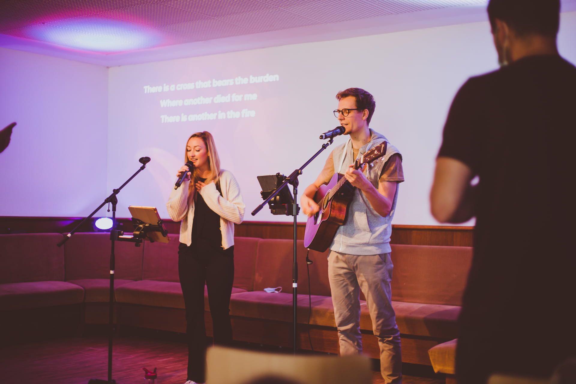 Lobpreis Team mit Gesang und Gitarre im Gottesdienst